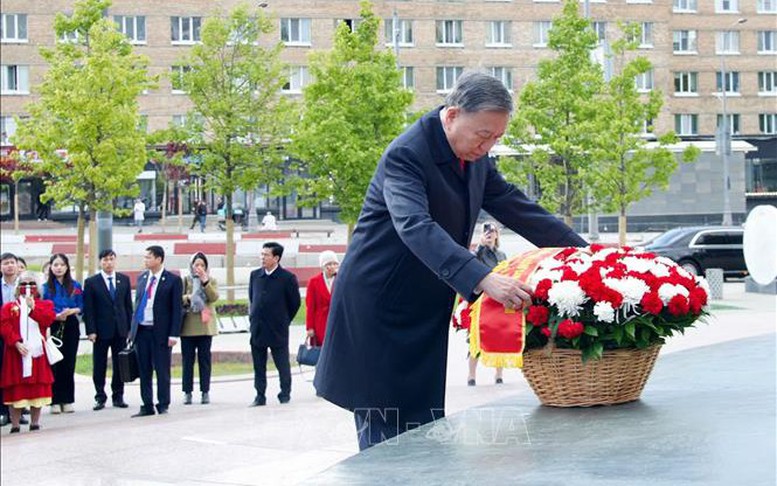Tổng Bí thư Tô Lâm và Phu nhân dâng hoa tưởng nhớ Chủ tịch Hồ Chí Minh và Tổng Bí thư Lê Duẩn tại Moskva