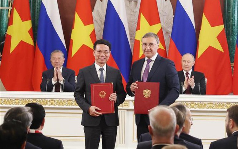 Tổng Bí thư Tô Lâm và Tổng thống Nga V. Putin chứng kiến trao các văn kiện hợp tác