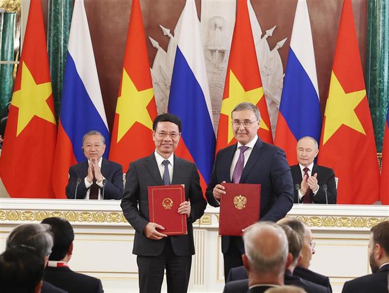 Tổng Bí thư Tô Lâm và Tổng thống Nga V. Putin chứng kiến trao các văn kiện hợp tác- Ảnh 1.