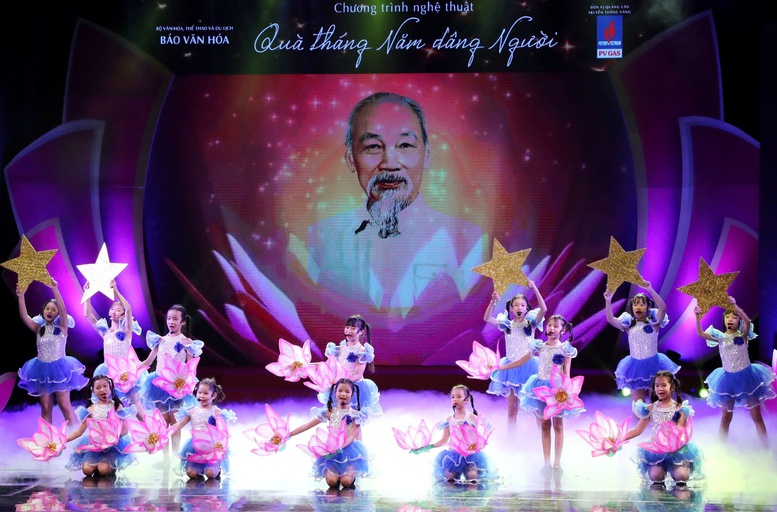'Quà tháng Năm dâng Người'-Chương trình nghệ thuật đặc biệt kỷ niệm Ngày sinh nhật Bác - Ảnh 1.