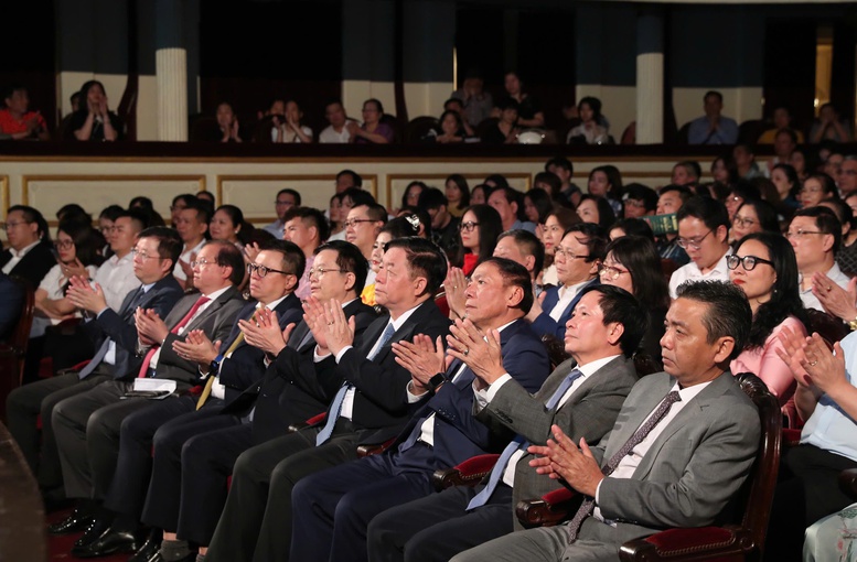 Món quà nghệ thuật từ trái tim tri ân Chủ tịch Hồ Chí Minh- Ảnh 1.