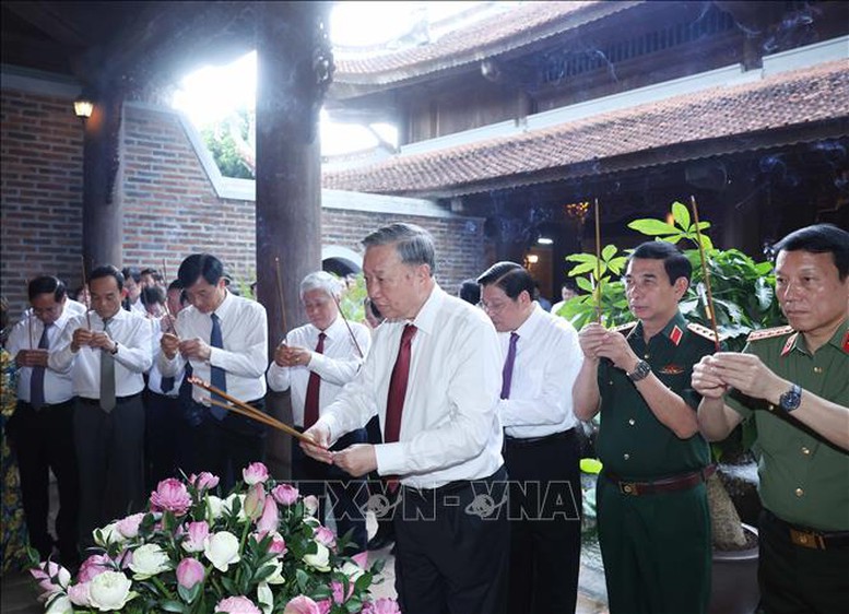 Tổng Bí thư Tô Lâm dâng hương tưởng nhớ Chủ tịch Hồ Chí Minh tại Nghệ An- Ảnh 1.