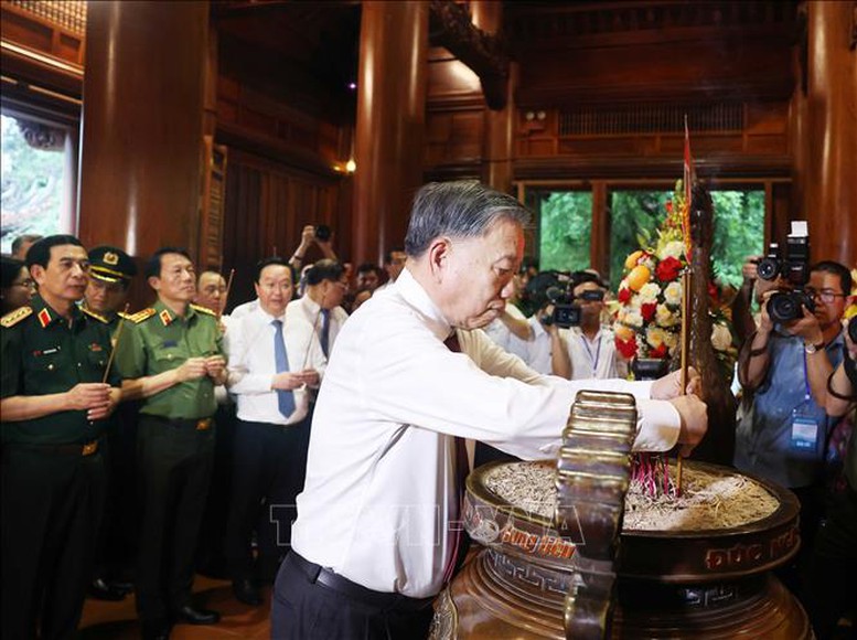 Tổng Bí thư Tô Lâm dâng hương tưởng nhớ Chủ tịch Hồ Chí Minh tại Nghệ An- Ảnh 2.