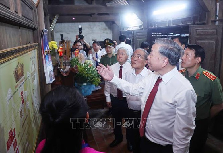 Tổng Bí thư Tô Lâm dâng hương tưởng nhớ Chủ tịch Hồ Chí Minh tại Nghệ An- Ảnh 4.