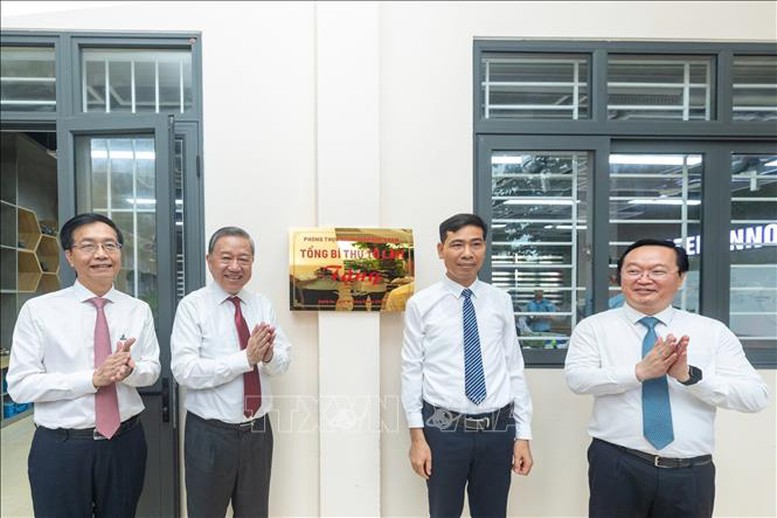 Tổng Bí thư Tô Lâm dâng hương tưởng nhớ Chủ tịch Hồ Chí Minh tại Nghệ An- Ảnh 5.