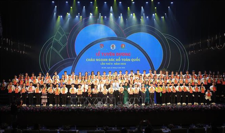 Chủ tịch nước Lương Cường dự Lễ tuyên dương Cháu ngoan Bác Hồ toàn quốc lần thứ X-năm 2025- Ảnh 5.