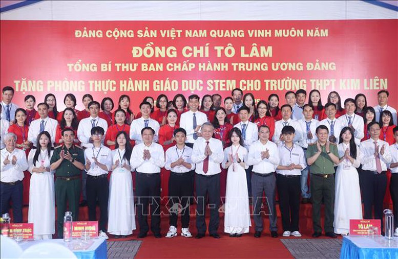 Tổng Bí thư Tô Lâm dâng hương tưởng nhớ Chủ tịch Hồ Chí Minh tại Nghệ An- Ảnh 6.