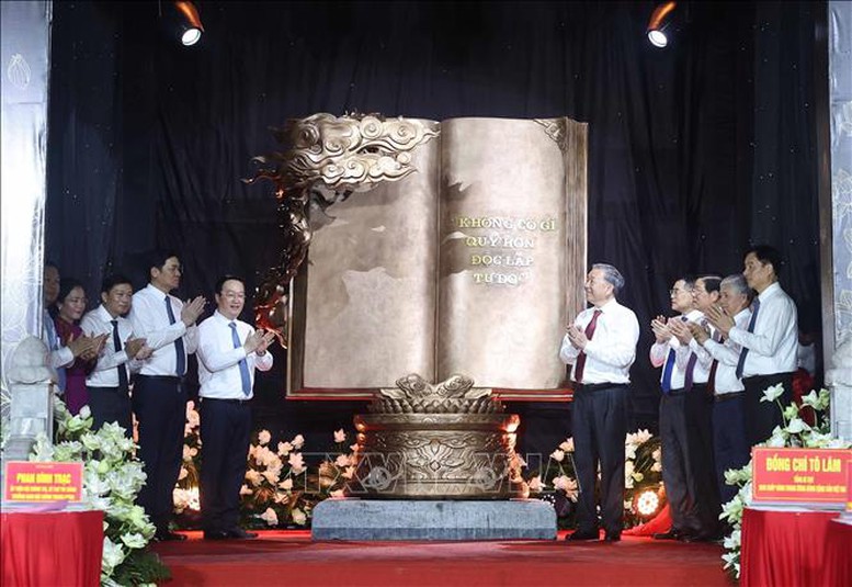 Tổng Bí thư Tô Lâm dâng hương tưởng nhớ Chủ tịch Hồ Chí Minh tại Nghệ An- Ảnh 3.