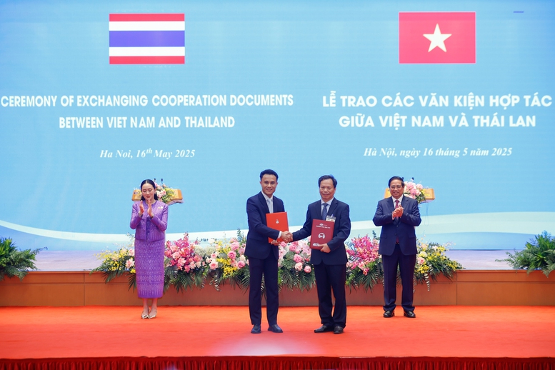 Việt Nam Thái Lan trao nhiều văn kiện hợp tác quan trọng- Ảnh 8. Thủ tướng Phạm Minh Chính và Thủ tướng Thái Lan Paetongtarn Shinawatra chứng kiến trao Biên bản ghi nhớ giữa Đại học Khon Kaen và Đại học FPT về hợp tác đào tại nguồn nhân lực về công nghệ bán dẫn - Ảnh: VGP/Nhật Bắc