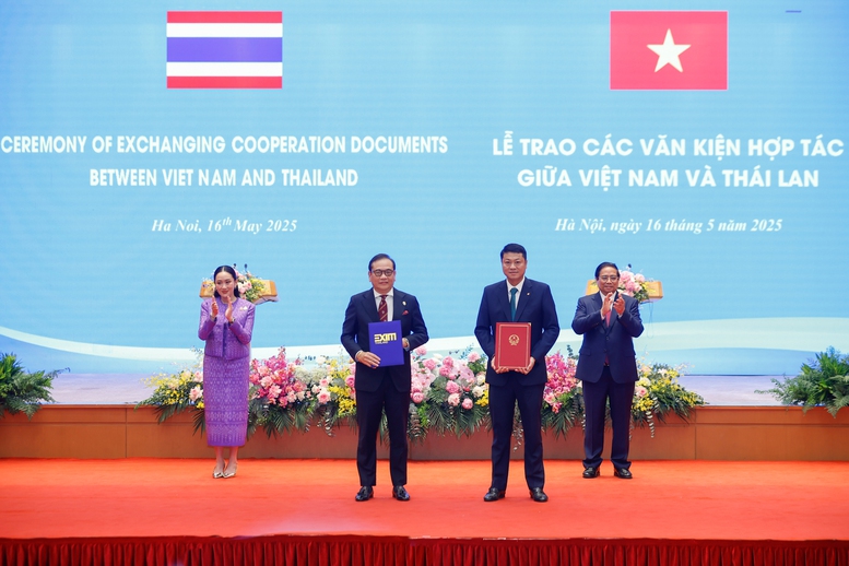 Việt Nam Thái Lan trao nhiều văn kiện hợp tác quan trọng- Ảnh 7. Thủ tướng Phạm Minh Chính và Thủ tướng Thái Lan Paetongtarn Shinawatra chứng kiến trao Thỏa thuận hợp tác toàn diện giữa Ngân hàng BIDV và Ngân hàng Xuất nhập khẩu Thái Lan - Ảnh: VGP/Nhật Bắc