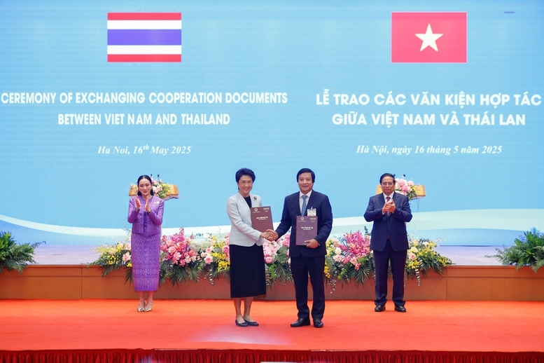 Việt Nam Thái Lan trao nhiều văn kiện hợp tác quan trọng- Ảnh 5. Thủ tướng Phạm Minh Chính và Thủ tướng Thái Lan Paetongtarn Shinawatra chứng kiến trao Biên bản ghi nhớ hợp tác đầu tư chiến lược giữa UBND tỉnh Phú Thọ và Tập đoàn Amata Việt Nam - Ảnh: VGP/Nhật Bắc