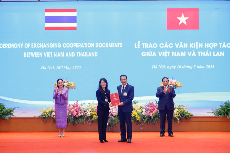 Việt Nam Thái Lan trao nhiều văn kiện hợp tác quan trọng- Ảnh 6. Thủ tướng Phạm Minh Chính và Thủ tướng Thái Lan Paetongtarn Shinawatra chứng kiến trao Quyết định chấp thuận chủ trương đầu tư dự án, kết cấu hạ tầng Khu Công nghiệp Giang Quang Thịnh, tỉnh Thanh Hoá - Ảnh: VGP/Nhật Bắc