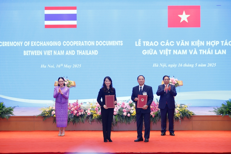 Việt Nam Thái Lan trao nhiều văn kiện hợp tác quan trọng- Ảnh 4. Thủ tướng Phạm Minh Chính và Thủ tướng Thái Lan Paetongtarn Shinawatra chứng kiến trao Bản ghi nhớ giữa UBND tỉnh Hưng Yên và Tập đoàn WHA (Thái Lan) về việc phát triển khu công nghiệp Phù Cừ trên địa bàn tỉnh Hưng Yên - Ảnh: VGP/Nhật Bắc
