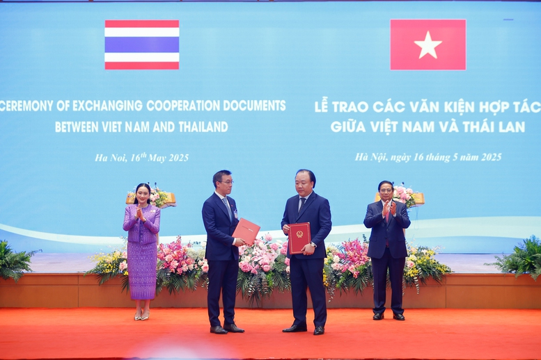 Việt Nam Thái Lan trao nhiều văn kiện hợp tác quan trọng- Ảnh 3. Thủ tướng Phạm Minh Chính và Thủ tướng Thái Lan Paetongtarn Shinawatra chứng kiến trao Chương trình hợp tác giữa Cục Quản lý và Phát triển thị trường trong nước, Vụ Phát triển thị trường nước ngoài - Bộ Công Thương Việt Nam với Tập đoàn Central (Thái Lan) giai đoạn 2026-2028 - Ảnh: VGP/Nhật Bắc