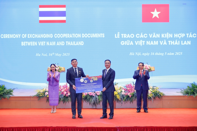 Việt Nam Thái Lan trao nhiều văn kiện hợp tác quan trọng- Ảnh 2. Thủ tướng Phạm Minh Chính và Thủ tướng Thái Lan Paetongtarn Shinawatra chứng kiến trao Khoản hỗ trợ tài chính nhân dịp kỷ niệm hơn một thập niên triển khai Thư Thỏa thuận hợp tác về công tác thực thi pháp luật và kiểm soát ma túy giữa Văn phòng Ủy ban Phòng, chống ma túy, Bộ Tư pháp Thái Lan và Cục Cảnh sát điều tra tội phạm về ma túy, Bộ Công an Việt Nam - Ảnh: VGP/Nhật Bắc