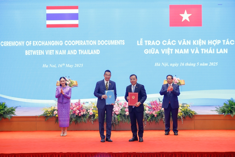 Việt Nam Thái Lan trao nhiều văn kiện hợp tác quan trọng- Ảnh 1. Thủ tướng Phạm Minh Chính và Thủ tướng Thái Lan Paetongtarn Shinawatra chứng kiến trao Bản ghi nhớ giữa Bộ Công Thương Việt Nam và Bộ Thương mại Thái Lan về hợp tác trong lĩnh vực kinh tế và thương mại - Ảnh: VGP/Nhật Bắc