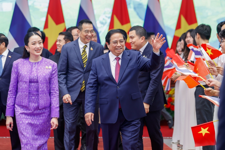 Việt Nam, Thái Lan nâng cấp quan hệ: Cam kết chiến lược, bước tiến đột phá mới- Ảnh 1. Thủ tướng Phạm Minh Chính và Thủ tướng Thái Lan Paetongtarn Shinawatra trước họp báo thông báo chung - Ảnh: VGP/Nhật Bắc