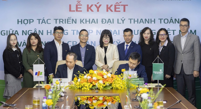 Khách hàng có thể nộp, rút tiền Vietcombank tại FPT Shop từ ngày 16/5- Ảnh 2.