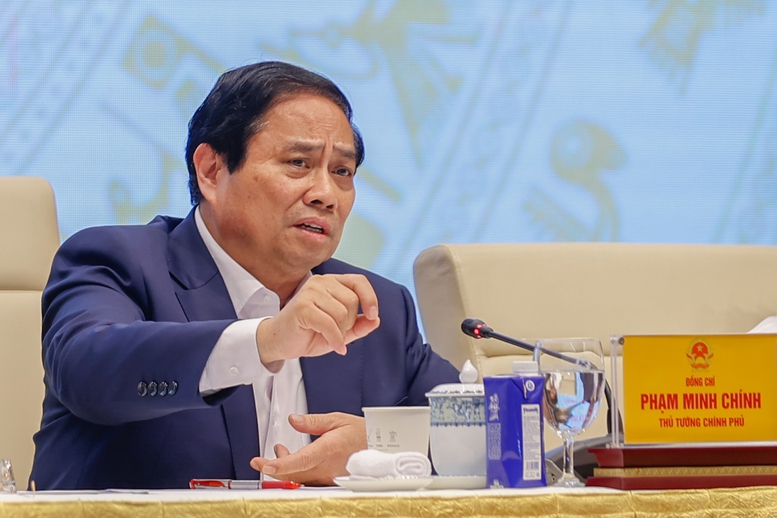 Hình ảnh 1 Thủ tướng Phạm Minh Chính nhấn mạnh, đẩy mạnh phát triển KHCN, đổi mới sáng tạo, chuyển đổi số phải gắn với đơn giản hóa và cương quyết cắt bỏ các thủ tục hành chính rườm rà, phiền hà, bỏ cơ chế xin cho, giảm thời gian, chi phí, tuân thủ cho người dân và doanh nghiệp - Ảnh: VGP/Nhật Bắc