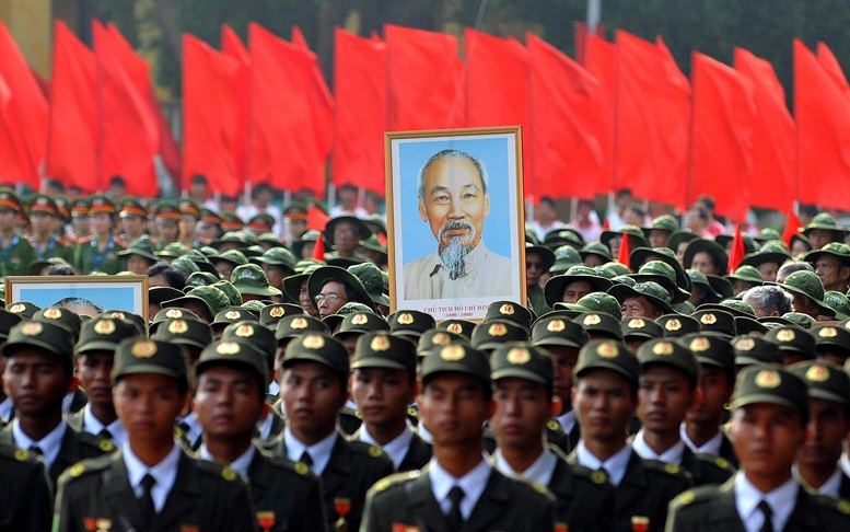 BÁC VẪN CÙNG CHÚNG CHÁU HÀNH QUÂN
