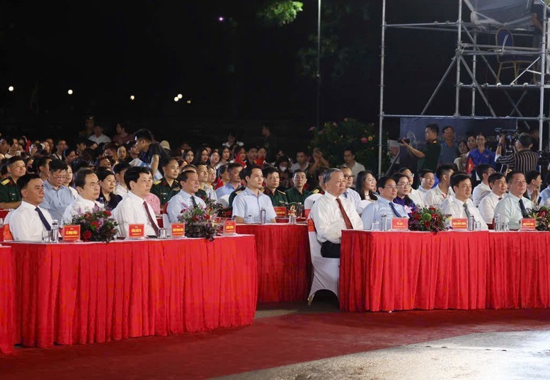 Lãnh đạo Đảng, Nhà nước dự chương trình nghệ thuật đặc biệt 'Người là Hồ Chí Minh'- Ảnh 1.