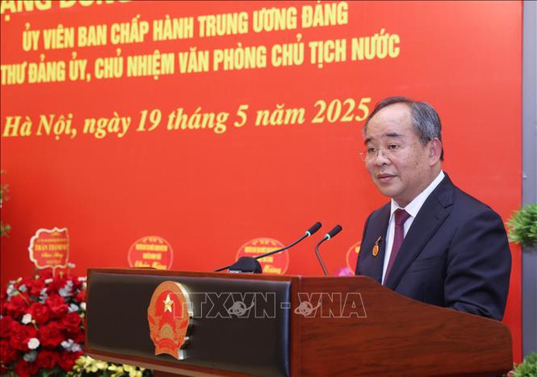 Chủ tịch nước dự lễ trao Huy hiệu 40 năm tuổi Đảng cho đồng chí Lê Khánh Hải- Ảnh 4.