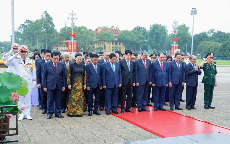 Kỷ niệm 135 năm Ngày sinh Chủ tịch Hồ Chí Minh: Lãnh đạo Đảng, Nhà nước vào Lăng viếng Bác