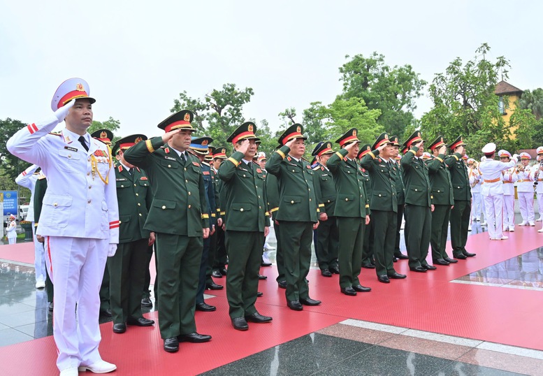 Kỷ niệm 135 năm Ngày sinh Chủ tịch Hồ Chí Minh: Lãnh đạo Đảng, Nhà nước vào Lăng viếng Bác- Ảnh 10. Kỷ niệm 135 năm Ngày sinh Chủ tịch Hồ Chí Minh: Lãnh đạo Đảng, Nhà nước vào Lăng viếng Bác- Ảnh 10.