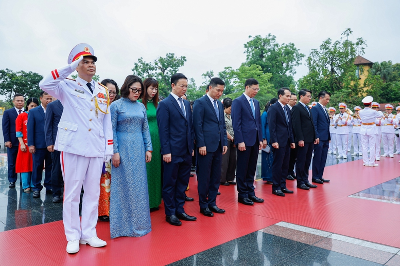 Kỷ niệm 135 năm Ngày sinh Chủ tịch Hồ Chí Minh: Lãnh đạo Đảng, Nhà nước vào Lăng viếng Bác- Ảnh 13. Kỷ niệm 135 năm Ngày sinh Chủ tịch Hồ Chí Minh: Lãnh đạo Đảng, Nhà nước vào Lăng viếng Bác- Ảnh 13.