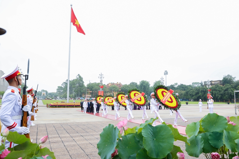 Kỷ niệm 135 năm Ngày sinh Chủ tịch Hồ Chí Minh: Lãnh đạo Đảng, Nhà nước vào Lăng viếng Bác- Ảnh 1. Kỷ niệm 135 năm Ngày sinh Chủ tịch Hồ Chí Minh: Lãnh đạo Đảng, Nhà nước vào Lăng viếng Bác- Ảnh 1.