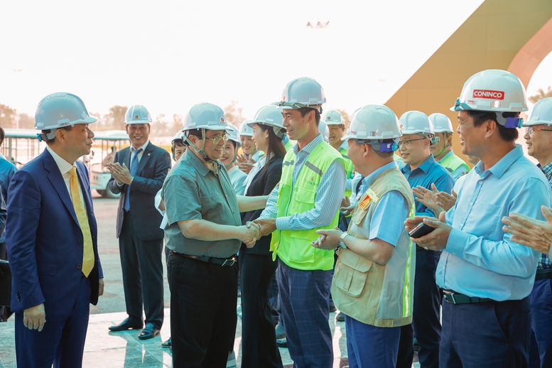 Hình ảnh 3 Thủ tướng thăm hỏi, động viên cán bộ, công nhân thi công trên công trường - Ảnh: VGP/Nhật Bắc