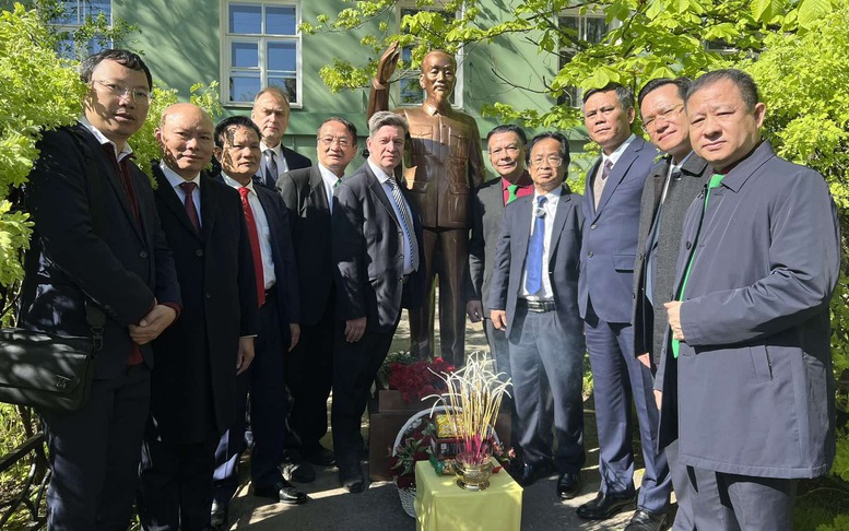 An vị tượng Chủ Tịch Hồ Chí Minh tại khuôn viên trường Đại học Quốc gia Saint Petersburg (Nga)