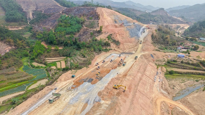 Công trường không nghỉ Lễ và những bữa cơm ăn vội trên cao tốc Bắc-Nam - Ảnh 5.