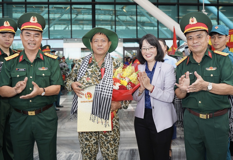 TPHCM tiễn các lực lượng tham gia diễu binh, diễu hành trở về đơn vị- Ảnh 2.