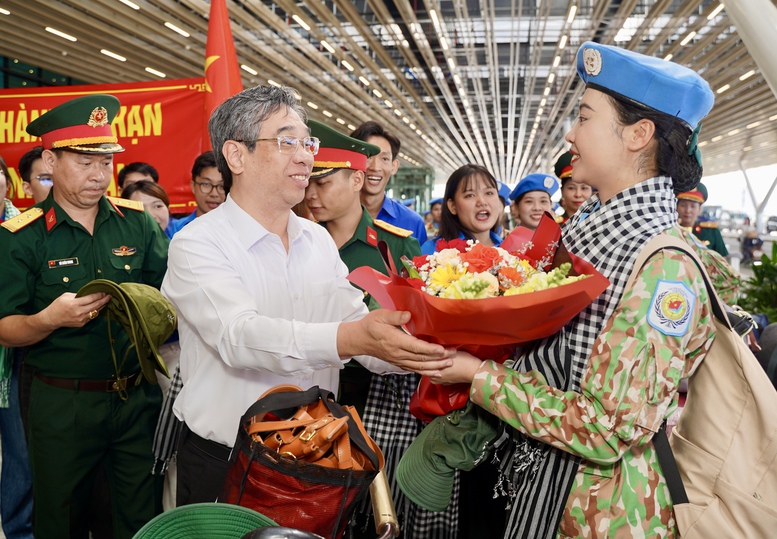 TPHCM tiễn các lực lượng tham gia diễu binh, diễu hành trở về đơn vị- Ảnh 1.