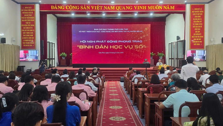 Phong trào 'Bình dân học vụ số' TP. Cần Thơ: Đưa công nghệ số vào mọi mặt đời sống- Ảnh 1.