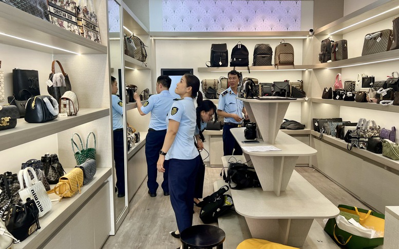 Nhiều cửa hàng thời trang kinh doanh hàng giả tại các tuyến phố du lịch ở Đà Nẵng