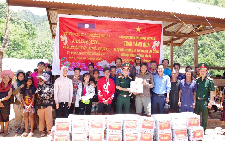 Quân khu 5 thăm, tặng quà bà con bị hỏa hoạn tại bản Tà Lụi (Lào)