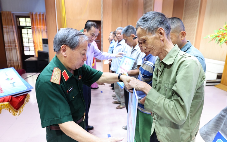 Trao sinh kế cho nạn nhân bom mìn, tiếp sức học sinh nghèo tại Hà Tĩnh