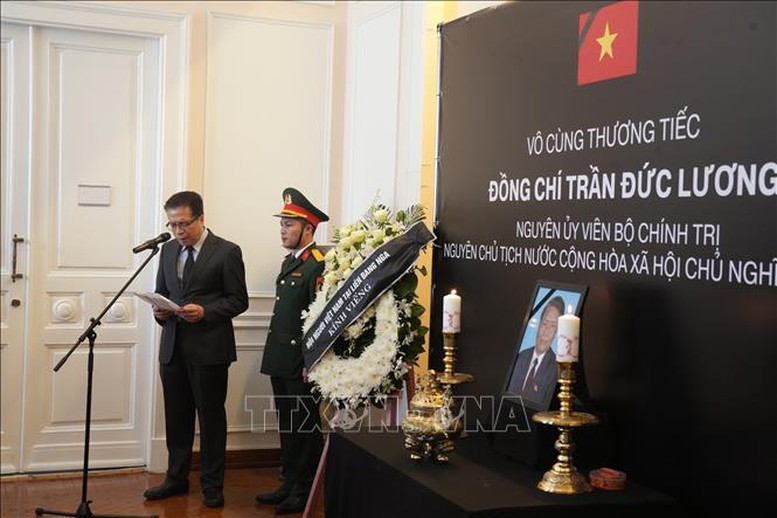 Đại sứ quán Việt Nam tại các nước tổ chức lễ viếng nguyên Chủ tịch nước Trần Đức Lương- Ảnh 6.