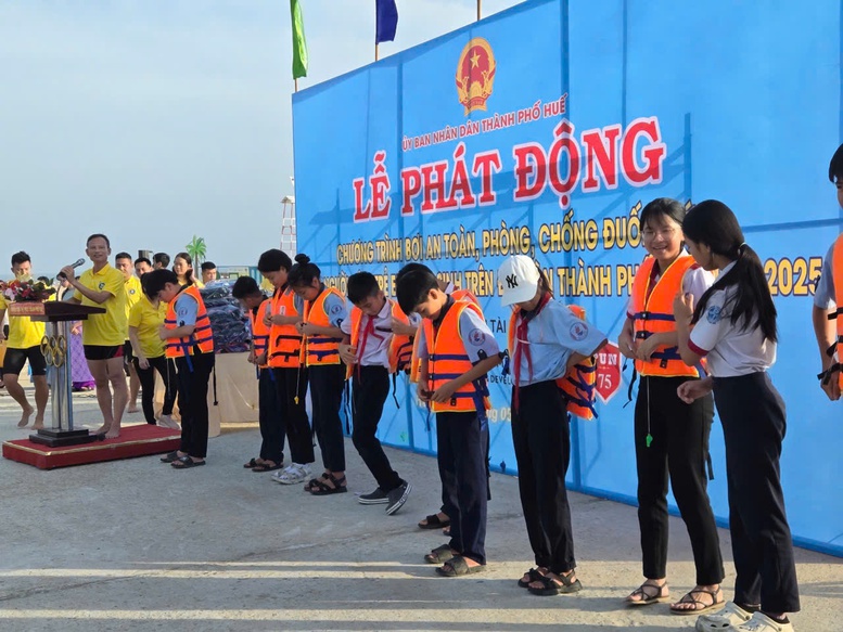 Huế phát động chương trình bơi an toàn, phòng chống đuối nước- Ảnh 1.