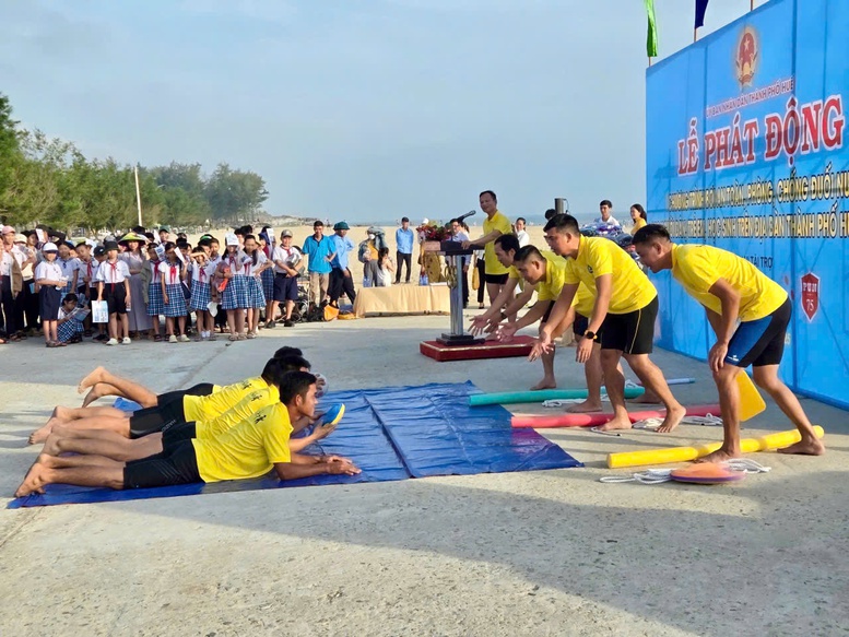 Huế phát động chương trình bơi an toàn, phòng chống đuối nước- Ảnh 2.