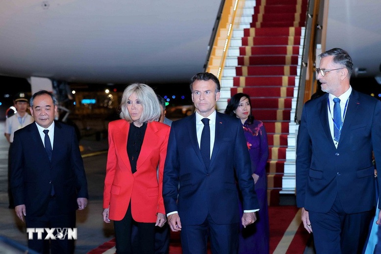 Tổng thống Pháp Emmanuel Macron và Phu nhân đến Hà Nội, bắt đầu thăm cấp Nhà nước tới Việt Nam- Ảnh 2.