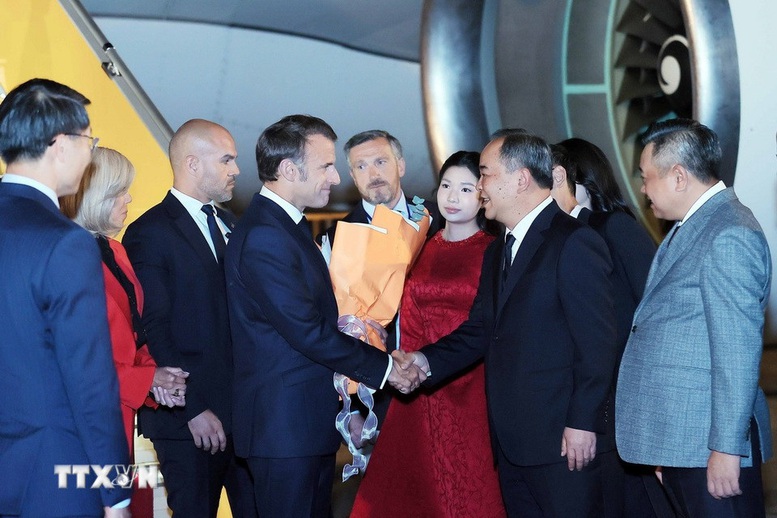 Tổng thống Pháp Emmanuel Macron và Phu nhân đến Hà Nội, bắt đầu thăm cấp Nhà nước tới Việt Nam- Ảnh 1.