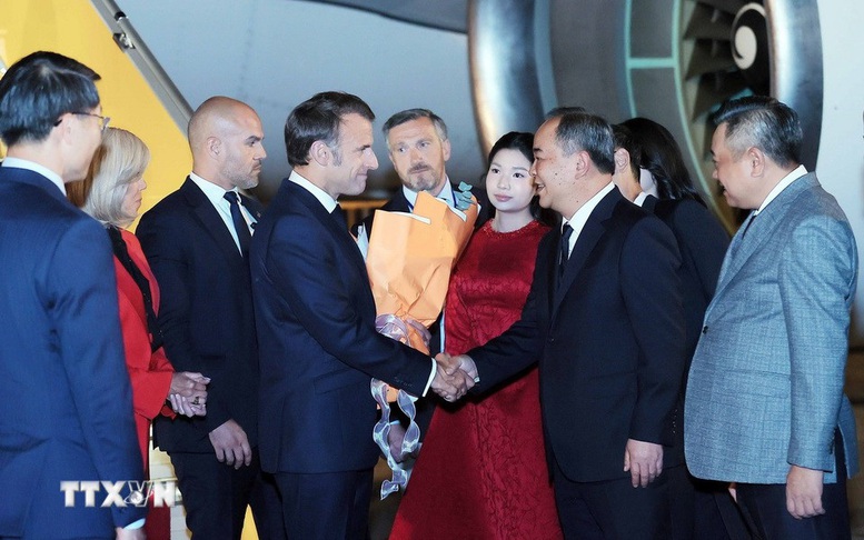 Tổng thống Pháp Emmanuel Macron và Phu nhân đến Hà Nội, bắt đầu thăm cấp Nhà nước tới Việt Nam