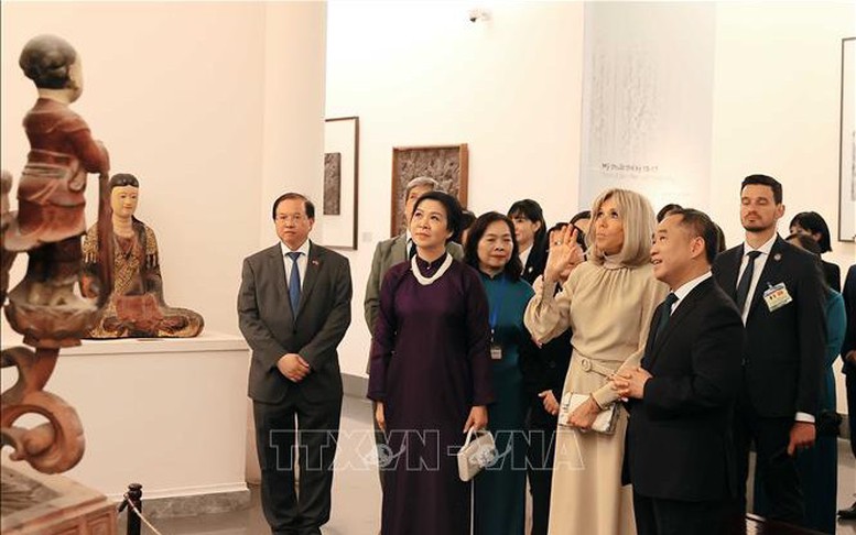 Phu nhân Tổng Bí thư và Phu nhân Tổng thống Pháp thăm Bảo tàng Mỹ thuật Việt Nam