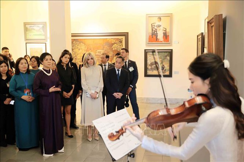 Phu nhân Tổng Bí thư và Phu nhân Tổng thống Pháp thăm Bảo tàng Mỹ thuật Việt Nam- Ảnh 3.