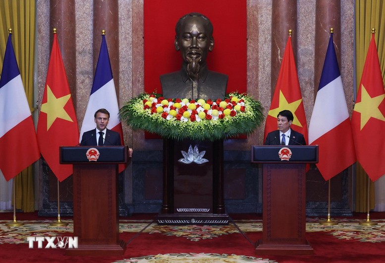 Chủ tịch nước Lương Cường và Tổng thống Pháp Emmanuel Macron gặp gỡ báo chí- Ảnh 1.