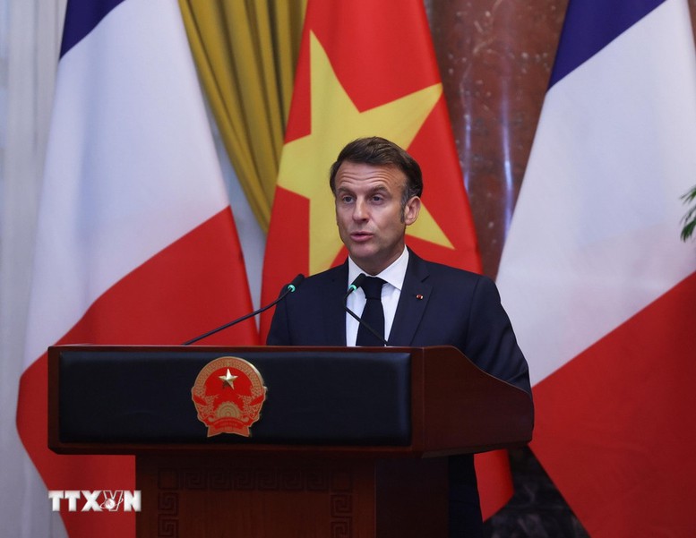 Chủ tịch nước Lương Cường và Tổng thống Pháp Emmanuel Macron gặp gỡ báo chí- Ảnh 3.