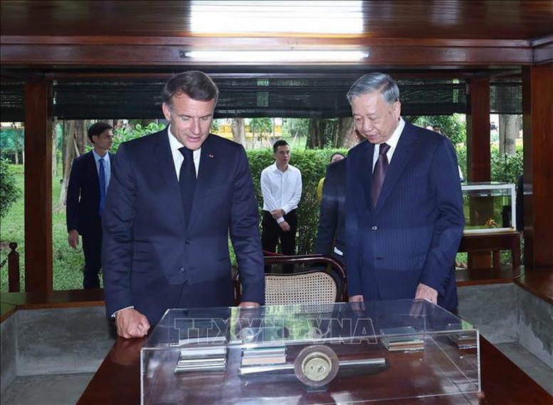 Tổng Bí thư Tô Lâm và Phu nhân cùng Tổng thống Pháp và Phu nhân thăm Văn Miếu – Quốc Tử Giám- Ảnh 6.